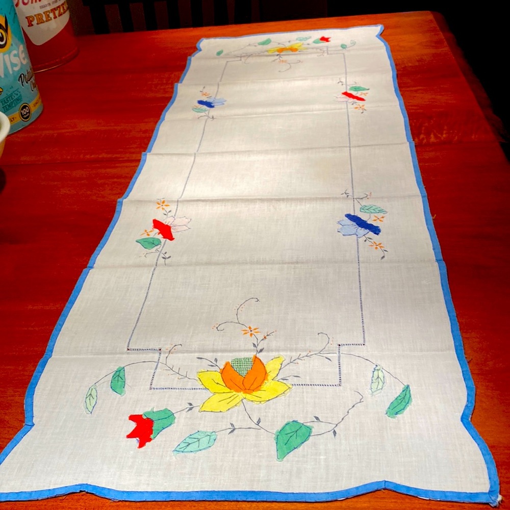 VINTAGE 1950’s table runner 15 inches by 44 inches long. Excellent condition